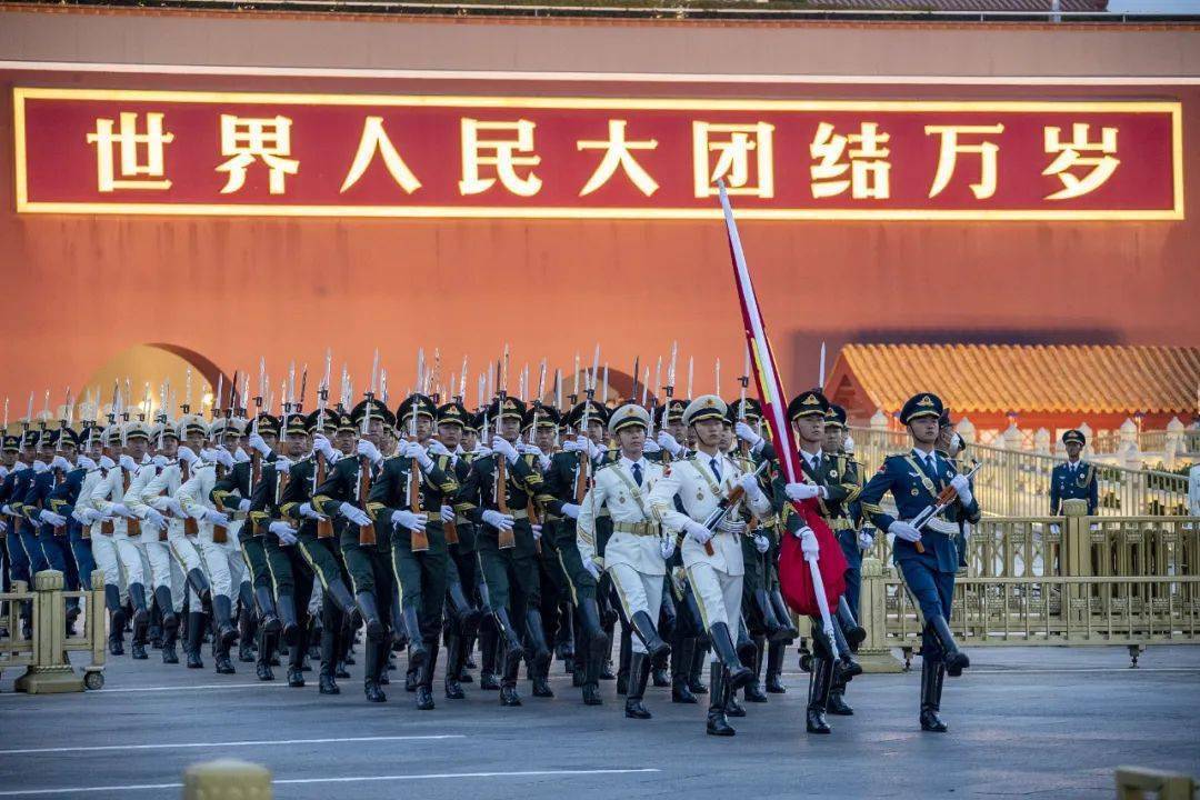 包含江西队再次登顶，胜利红旗高高飘扬胜券在握的词条